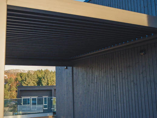 Att fästa altantaket på husets vägg