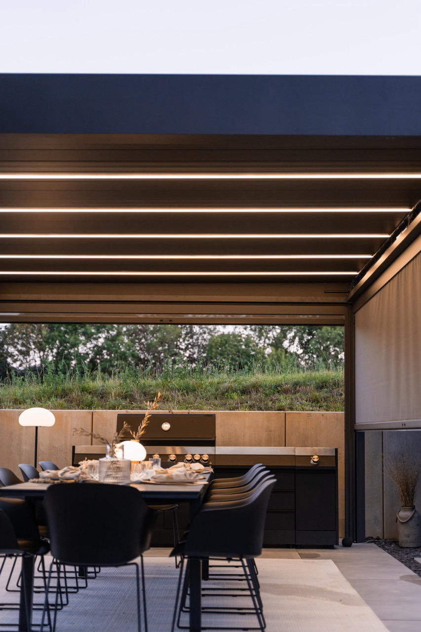 Utekök under pergola med tak