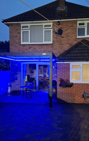 Pergola med blÄtt ljus