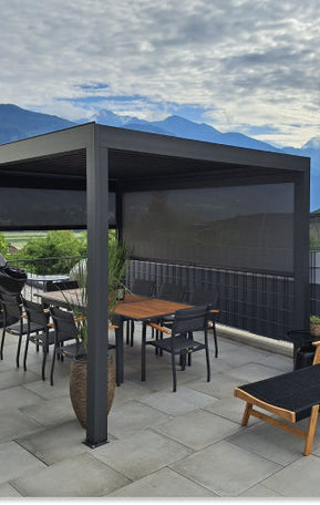 Pergola med berg i bakgrunden