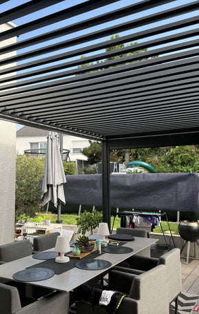 Pergola med öppna lameller