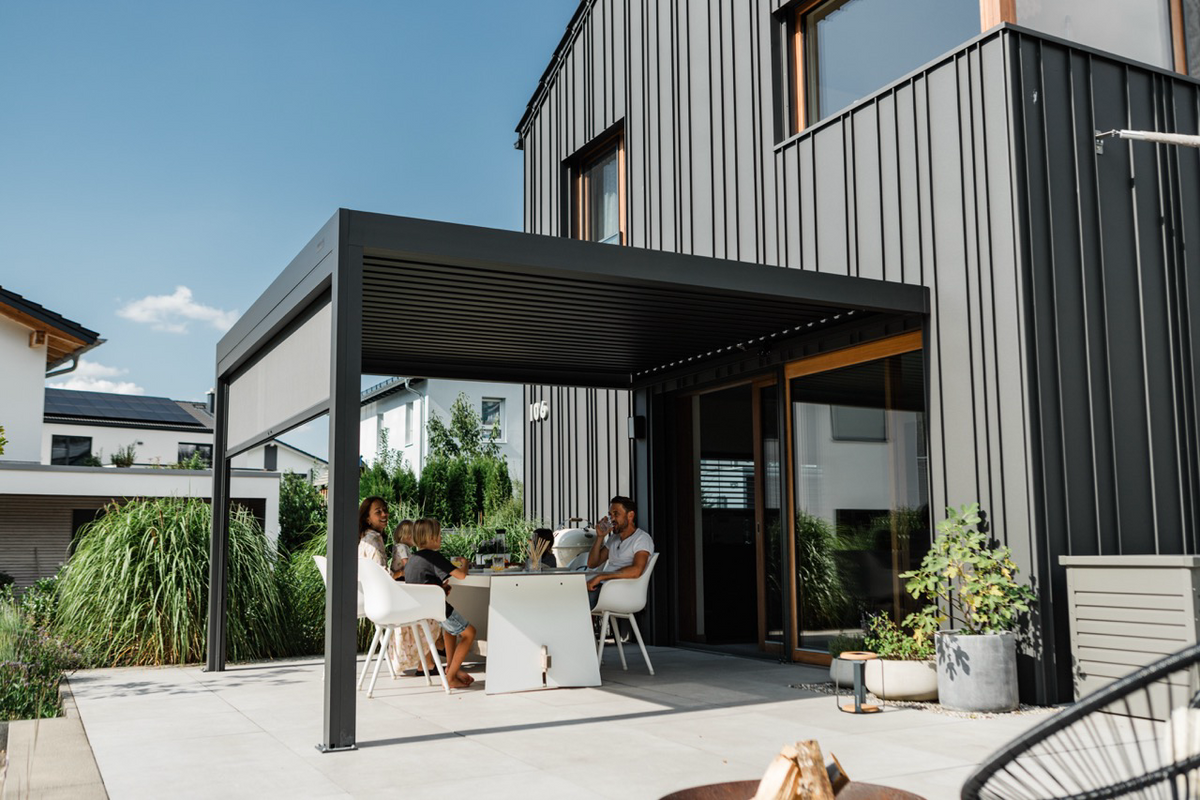 Väggmonterad pergola i antracit