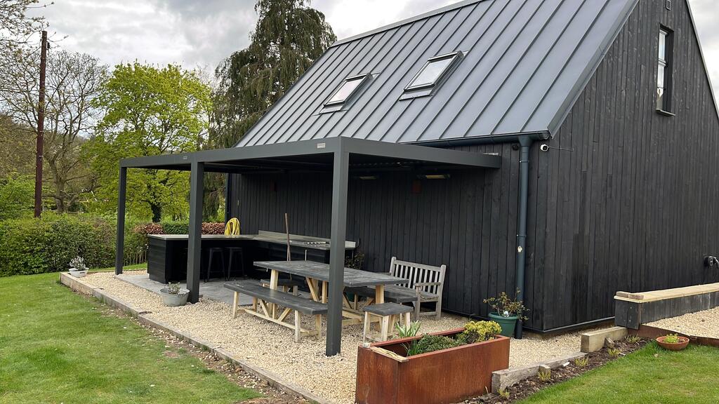 Två pergolor bredvid varandra