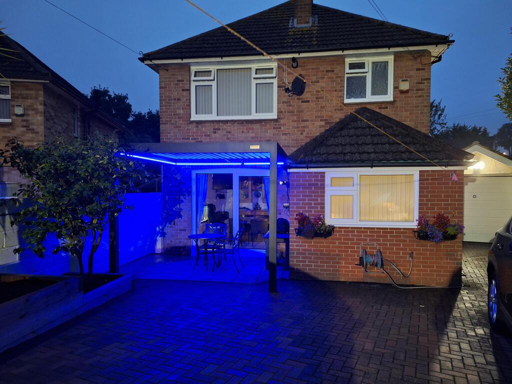 Pergola med blått ljus