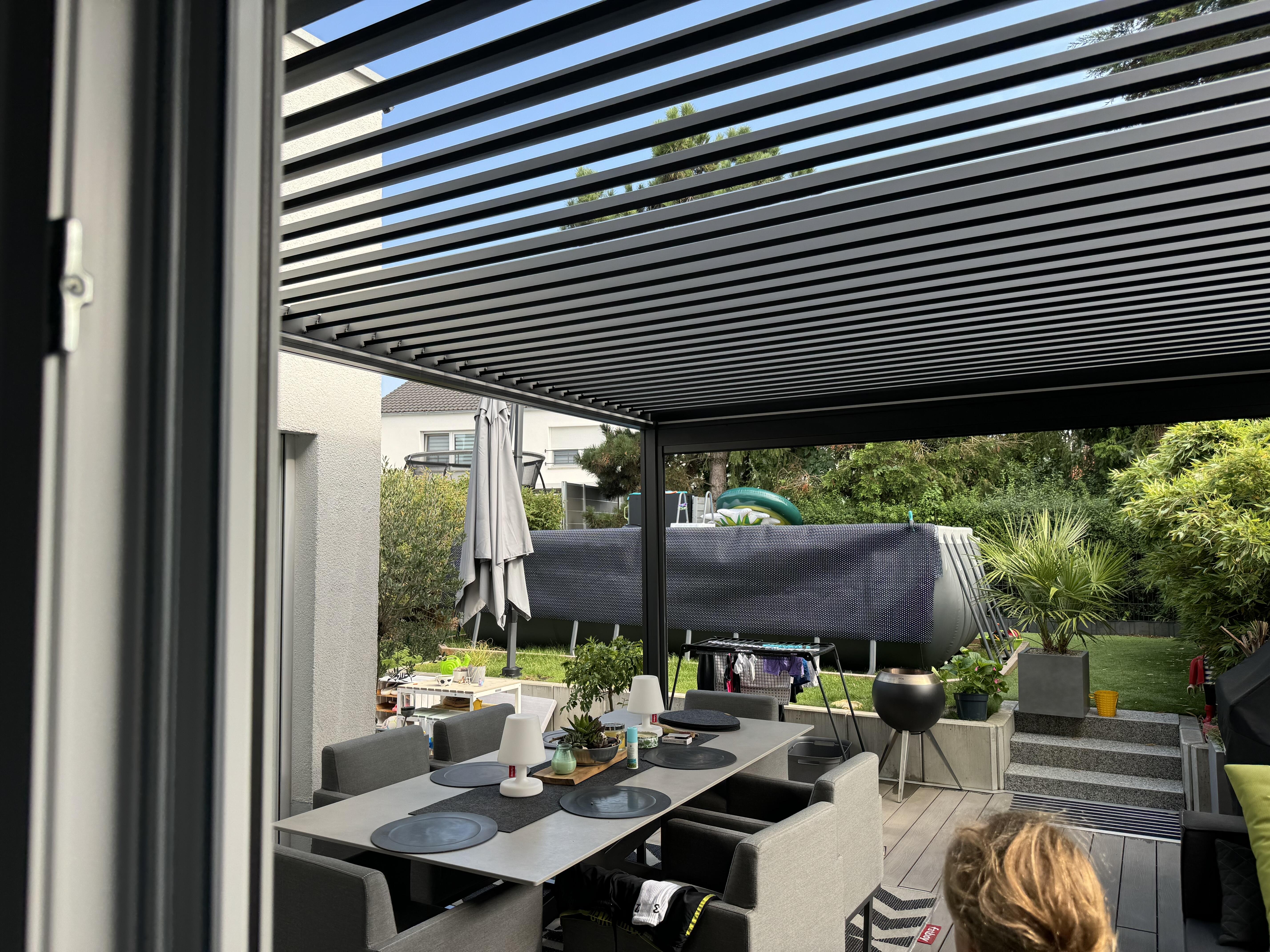 Pergola med öppna lameller