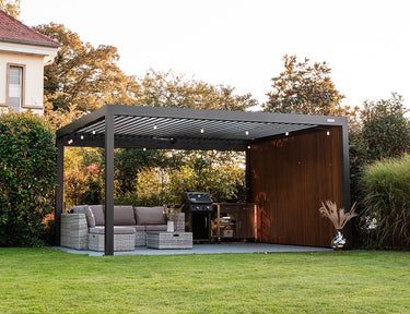 Pergola i aluminium med lamellvägg