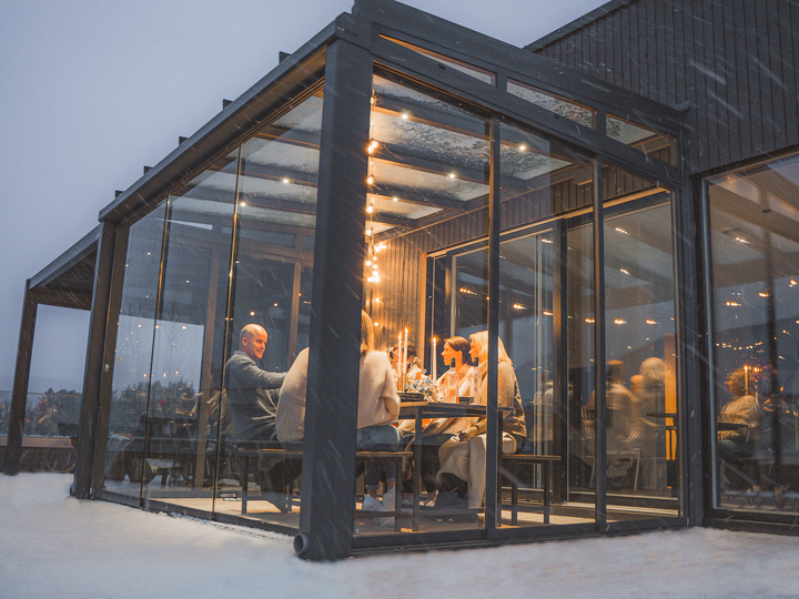 Pergolux skjutglas med ramar och utan ram i snö med mysbelysning