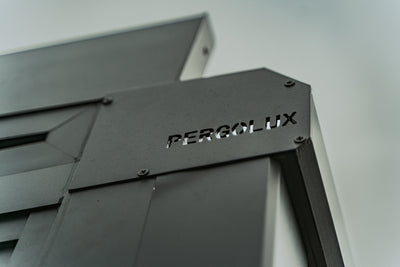 Pergolux-Logo auf der Platte auf der linken Seite des Kristalls.